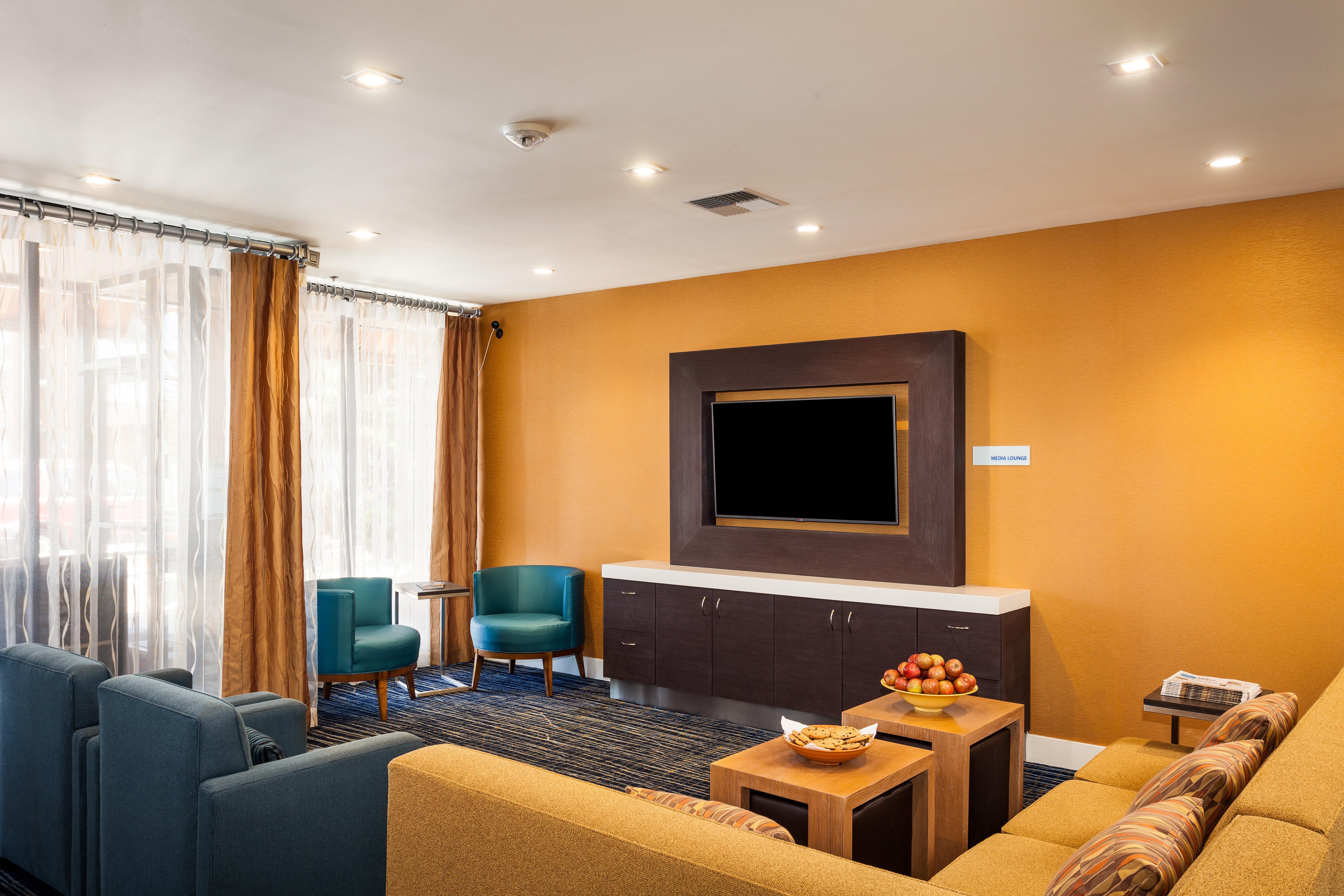 Holiday Inn Express At Monterey Bay By Ihg Seaside Exterior photo