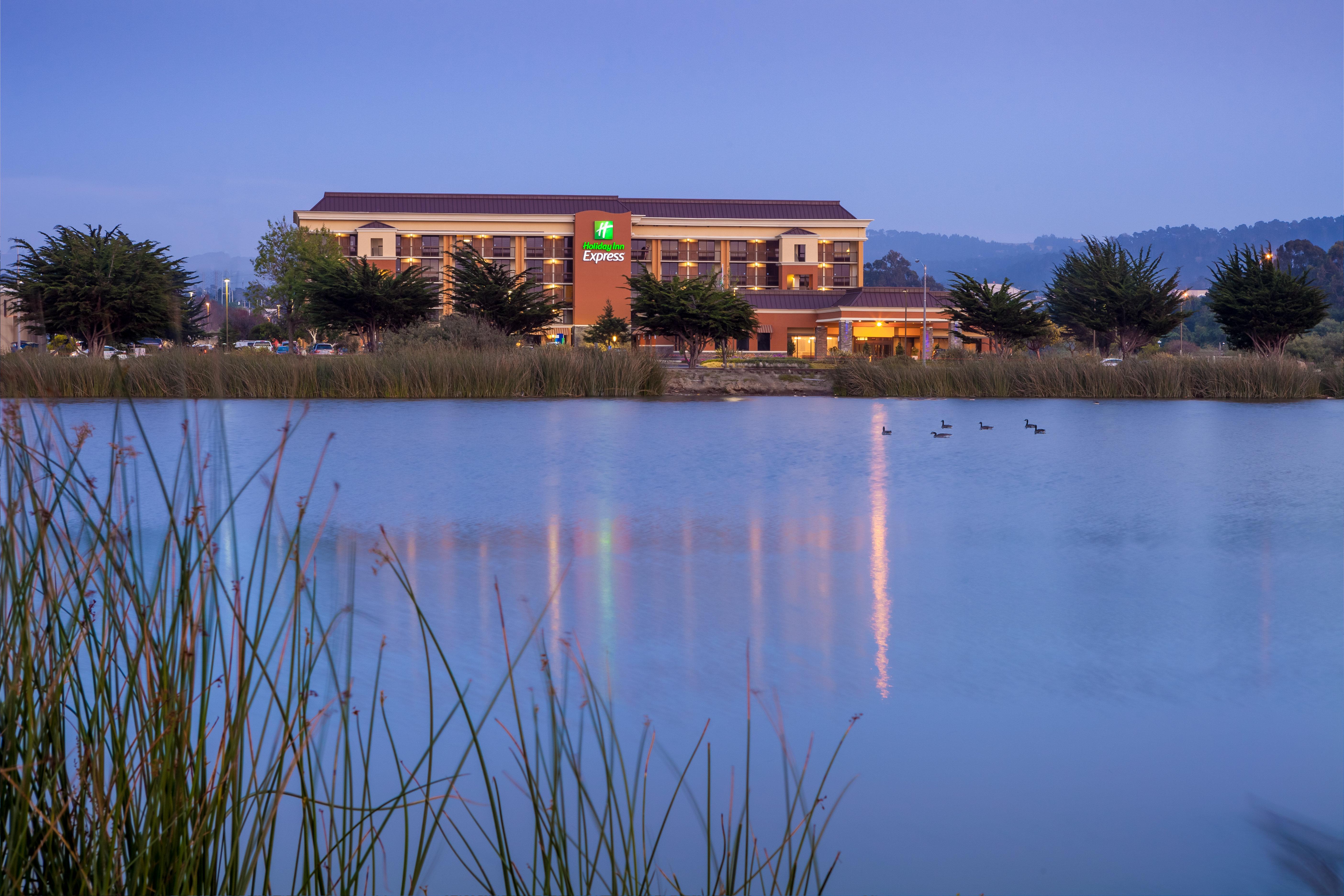 Holiday Inn Express At Monterey Bay By Ihg Seaside Exterior photo